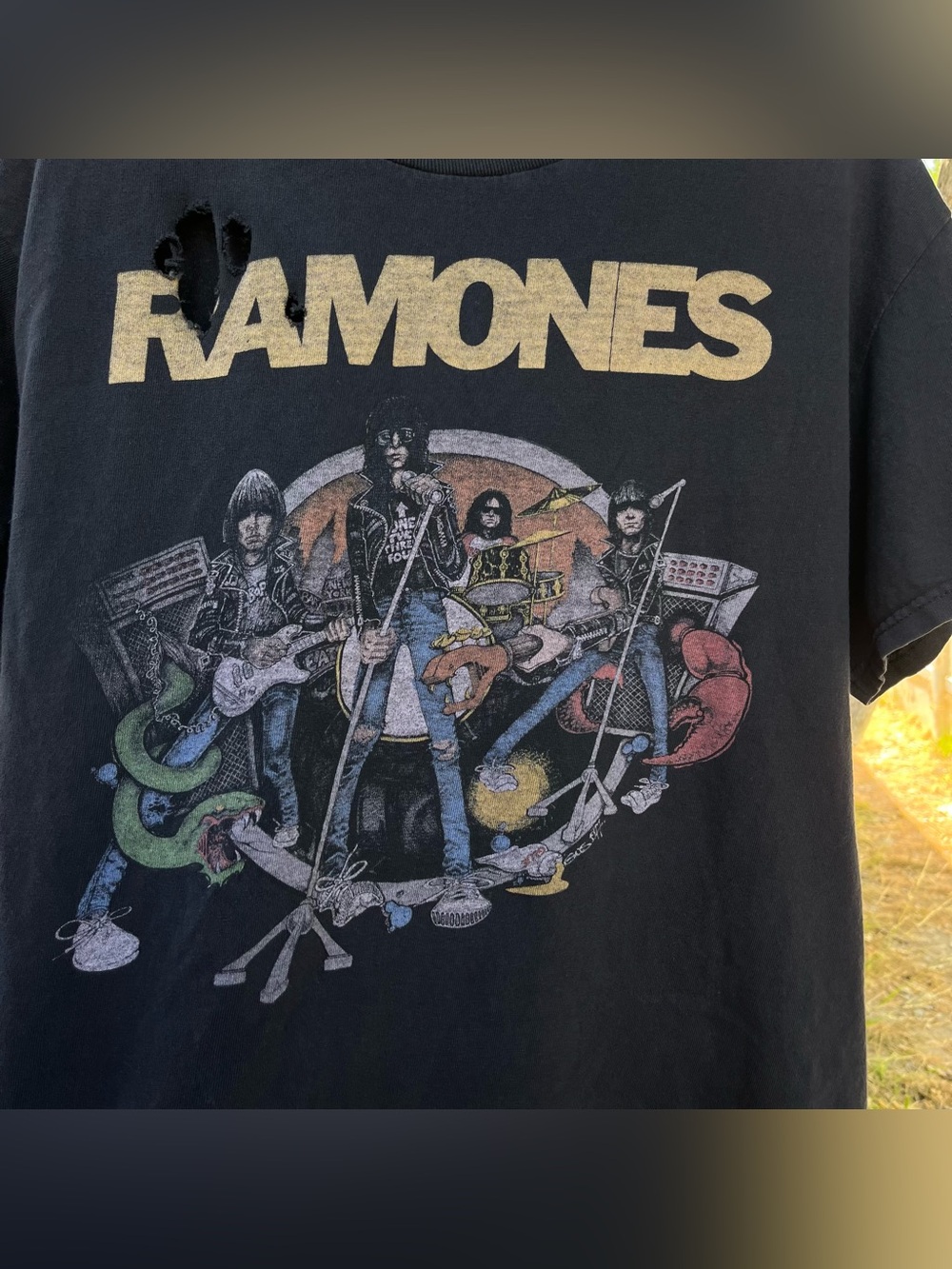 Brandy Melville Ramones Distressed Graphic Band T- Shirt in Black ! - Picture 4 of 9